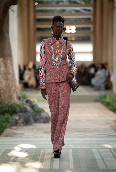 chanel show in dakar|2022/23 Métiers d'art CHANEL – DAKAR — CHANEL Shows.